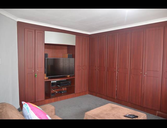 5 BEDROOM HOUSE FOR SALE IN JEFFREYS BAY CENTRAL